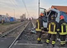 Incidente tra camion e treno a Chivasso: due feriti lievi