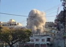 Libano, il crollo di un palazzo di Hezbollah colpito da Israele