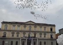 A Nola i funerali del piccolo Domenico, palloncini bianchi e applausi