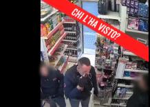 Carmelo Cinturrino, il VIDEO del 2024 mentre chiede droga a un commerciante di Milano: "Mettila da parte e me la dai"
