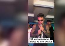 Fedez &ldquo;Panettone ma non &egrave; Balocco&rdquo;, la nuova frecciatina a Chiara Ferragni nel suo singolo &ldquo;DiCaprio&rdquo; - VIDEO