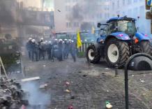 Bruxelles, protesta degli agricoltori: "No a Mercosur", trattori verso quartiere europeo, scontri con polizia e letame su edifici Ue - VIDEO