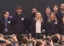 Meloni sul palco di Atreju con la felpa dei volontari canta l'Inno di Mameli