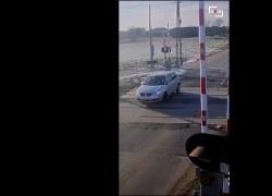 Polonia, auto di una donna bloccata sui binari per un guasto, il salvataggio pochi istanti prima del passaggio del treno - VIDEO