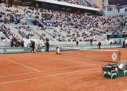 Roland Garros, donna si incatena alla rete: “Ci restano 1028 giorni”. VIDEO