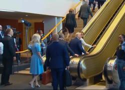 Assemblea Onu a New York, Trump arriva al Palazzo di vetro con Melania e la scala mobile si blocca, costretto a salire a piedi – VIDEO