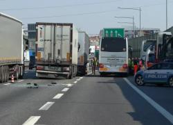 Incidente A4 Cormano, autobus con 44 bambini tampona tir, grave il guidatore del pullman, ferite anche due bimbe - VIDEO