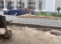 Ucraina, la ricostruzione del teatro di Mariupol: i russi al lavoro nella città VIDEO