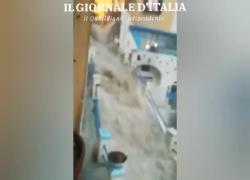 Napoli, maltempo inonda la città: un fiume d'acqua investe Torre Annunziata - VIDEO