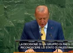 Assemblea Onu, Erdoğan mostra foto di palestinesi in attesa di cibo: "Punto più basso dell'umanità, servono misure concrete e deterrenti" - VIDEO