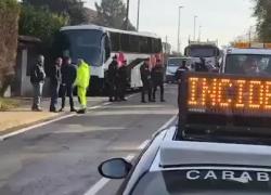 
Incidente frontale ad Arignano (Torino) tra autobus con 50 studenti e Bmw, morto il conducente della vettura, 20 ragazzi contusi - VIDEO