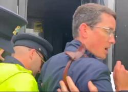 Irlanda, arrestato prof Burke contro "ideologia trans" e “lavaggio cervello ai minori”, fu sospeso per aver usato "lui" invece di "voi" - VIDEO