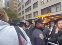 New York, migliaia di ebrei ultraortodossi protestano contro riforma militare israeliana: "Arruolamento di oltre 10mila Haredi in Idf entro 2 anni" - VIDEO