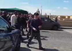 Can Yaman in Piazza di Spagna a Roma, fan in delirio: VIDEO