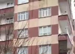 Terremoto Turchia, un edificio di 6 piani al confine con la Siria crolla in 5 secondi - VIDEO