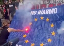 Bologna, studenti protestano contro Meloni e Metsola, bruciata bandiera UE, gli slogan: "Allarme rosso: ReArm Europe e genocidio " - VIDEO