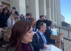 Hegseth confisca accrediti a "quasi tutti" media per resistenza a restrizioni imposte, oltre 40 giornalisti costretti a lasciare il Pentagono - VIDEO