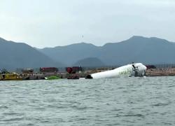 Hong Kong, aereo cargo Boeing 747-481 esce di pista durante atterraggio e si schianta contro veicolo di servizio a terra: due morti - VIDEO