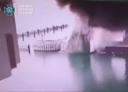 Ucraina, colpito il ponte di Kerch in Crimea con ordigni subacquei, 007 Kiev: "Usati 1100 kg di esplosivo", Mosca: "Terroristi" - VIDEO