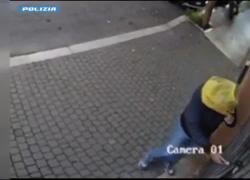 Roma, “stucco man” in azione, l’uomo romano di 66 anni si vendica per l’auto rimossa e sigilla per 12 volte il garage dei vicini - VIDEO
