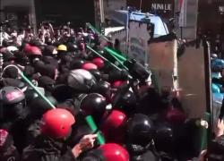 Roma, governo pone fiducia su decreto sicurezza, manifestanti con caschi, volti coperti e bastoni protestano, fermati dalla polizia – VIDEO