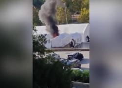 Belgrado, sparatoria contro alcune tende montate davanti al Parlamento dai sostenitori di Vucic, arrestato 70enne - VIDEO