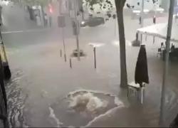 Alluvione Spagna, la rambla di Gavà allagata, Barcellona in allerta rossa: esplodono i tombini, strade come fiumi - VIDEO