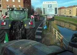 Protesta trattori a Pavia, oltre 500 mezzi degli agricoltori per le strade: "Non possiamo dare un futuro ai nostri figli" - VIDEO
