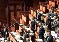 Premierato, rissa sfiorata in Senato tra Menia (FdI) e Croatti (M5s), i due quasi alle mani, seduta sospesa - VIDEO