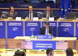Raffaele Fitto legge il discorso in un inglese didascalico al Parlamento Ue, il web si scatena: "Complimenti per la pronuncia italiana" - VIDEO