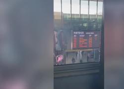 "Siete insetti", il caso della strana scritta apparsa questa mattina nei tabelloni delle stazioni principali di Roma e Milano - VIDEO