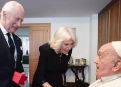 Re Carlo da Papa Francesco, i commenti sui social: "Non è Bergoglio, è stato sostituito da un sosia, guardate naso, occhi e denti" - VIDEO