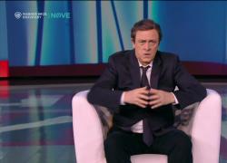 Fratelli di Crozza, Calenda: "Sono nato con la coda tra le gambe! Adesso mi tocca andare da Conte con questa"