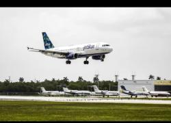 Florida, volo JetBlue Cancun-Newark costretto ad atterraggio d'emergenza a Tampa dopo "improvvisa perdita di quota", 15 feriti - VIDEO