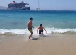 Mykonos, onda anomala "provocata da errore di un traghetto" travolge bagnanti sulla spiaggia di Agios Stefanos - VIDEO
