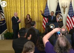 Biden ignorato e poi preso in giro da Obama: "Sei il vicepresidente"