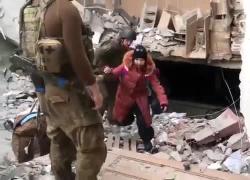 Azovstal, i primi civili lasciano l'acciaieria di Mariupol - VIDEO