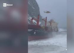 Canada, nave cargo arenata sulla costa durante un tempesta, il salvataggio in elicottero tra le onde alte 6 metri - VIDEO