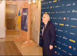 La ripartenza, l'arrivo di Sgarbi al Petruzzelli e lo sfottò: "Rompiporro!"