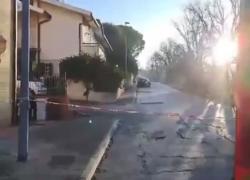 Ancona, incidente tra auto, danneggiata colonnina gas metano, morti due pedoni, il Comune: "Non uscite di casa" - VIDEO