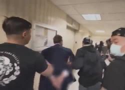 Usa, arrestato e poi rilasciato Brad Lander, candidato sindaco dem di New York, "proteggeva un immigrato irregolare prima della deportazione" - VIDEO