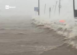 Uragano Beryl in Texas, strada di Sargent sommersa dalla mareggiata, 3 mln di persone senza corrente elettrica - VIDEO