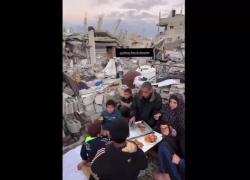 Gaza, il VIDEO di una famiglia mentre mangia tra le rovine della sua casa bombardata dall'Idf vicino alla linea gialla  