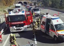 Austria, auto elettrica Tesla in fiamme in autostrada: 35 vigili del fuoco e 7mila litri d'acqua per domare l'incendio - VIDEO