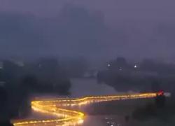 Capodanno cinese, la spettacolare sfilata del drago d'oro sul fiume Yulong - VIDEO