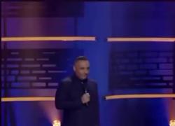 Gender fluid, comico Russel Peters: "Negli anni '80 donne con cespugli in mezzo alle gambe, ora hanno un c*zzo" - VIDEO