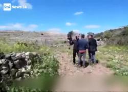 Cisgiordania, 2 carabinieri minacciati col fucile e fatti inginocchiare da colono israeliano, Tajani convoca ambasciatore - VIDEO