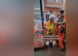 Alluvione a Valencia, anziana salvata dopo tre giorni in auto con il cadavere della cognata accanto - VIDEO