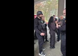 Angelina Jolie visita Kherson ma suo bodyguard viene fermato e reclutato con la forza da esercito ucraino: attrice riesce a liberarlo  - VIDEO