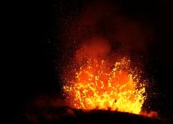 Etna di nuovo in eruzione, boati fortissimi ad ogni esplosione e fontane di lava fluorescente, aeroporto di Catania chiuso per ore - VIDEO